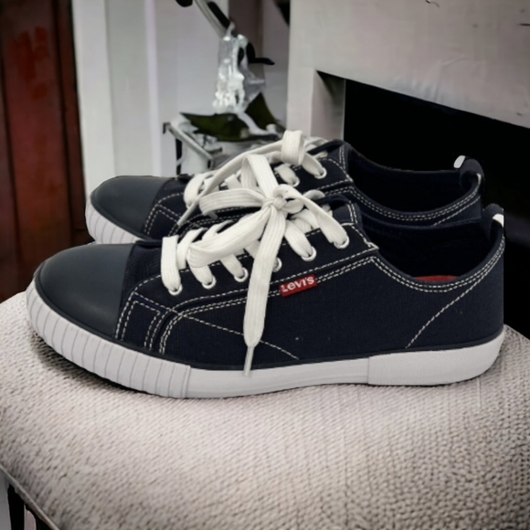 NEW!!! LEVI’S STRAUSS CANVAS SNEAKER - SZ 10 - Picture 1 of 7